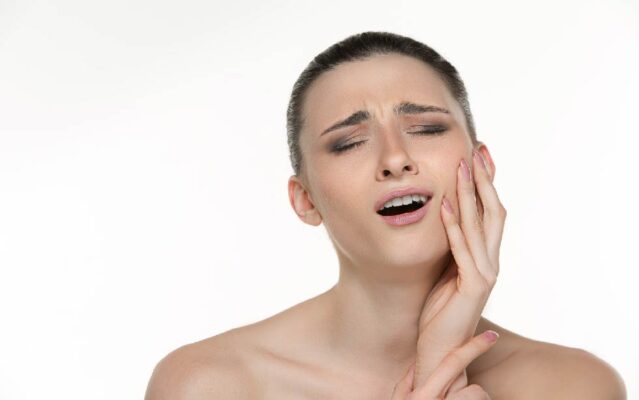 อาการที่สามารถเกิดขึ้นได้หลังการฝังรากฟันเทียม เหงือกและใบหน้าบวม ปวดแผลที่ผ่าตัด มีเลือดออกเล็กน้อย 
